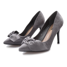 Talons hauts gris avec un nœud Tipo 1
