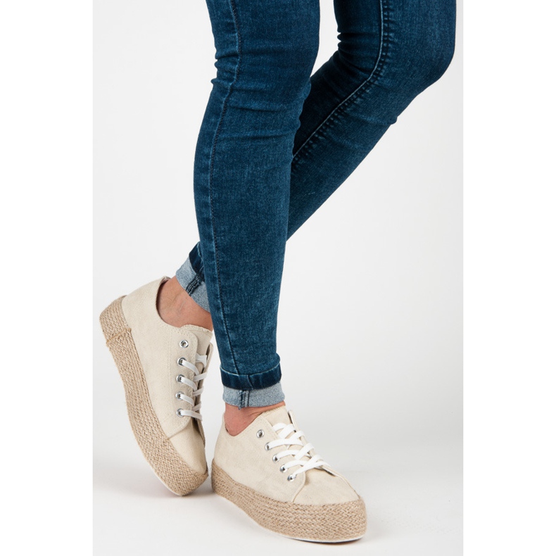 Espadrilles beiges sur la reliure 2