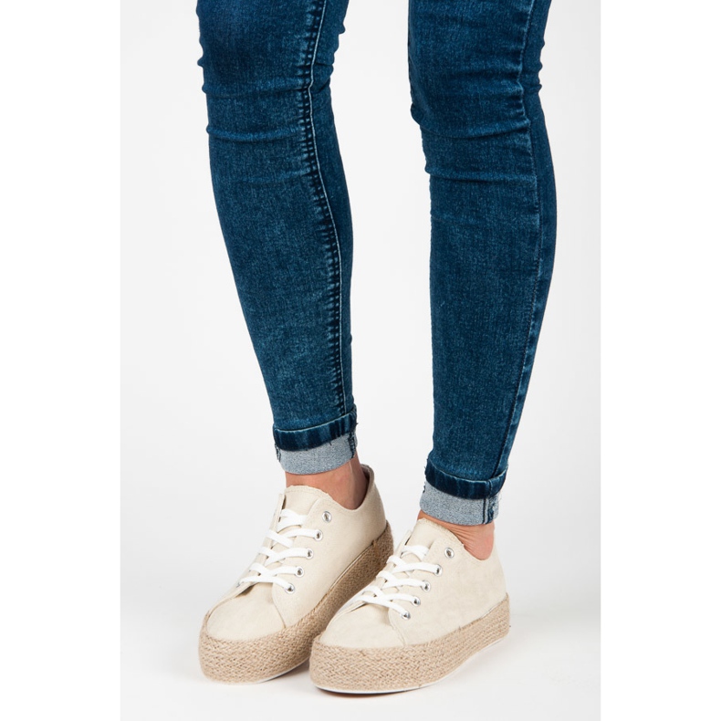 Espadrilles beiges sur la reliure 1
