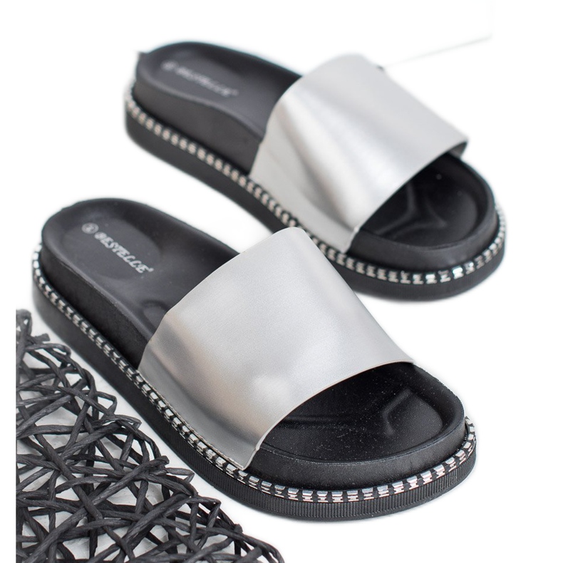 Bestelle Pantoufles en argent pour femmes gris 1