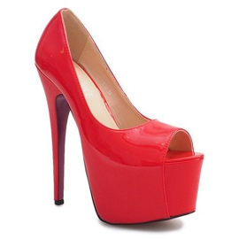 Broches Hautes Laquées Sur La Plateforme Rouge D913 1