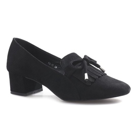 Escarpins noirs sur le pilier du cœur 1