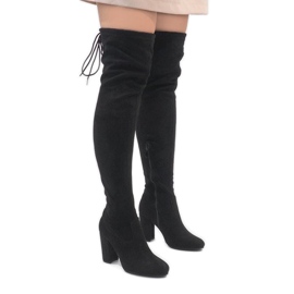 Bottes en daim noir sur le poteau ZH811 1