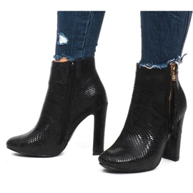 Bottines noires sur une barre de serpent le noir 1