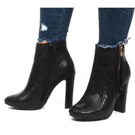 Bottines noires sur une barre de serpent 1