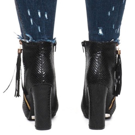 Bottines noires sur une barre de serpent le noir 3