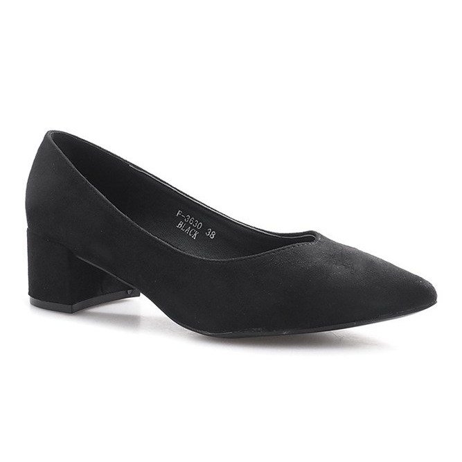 Escarpins noirs sur le pilier du cœur 1