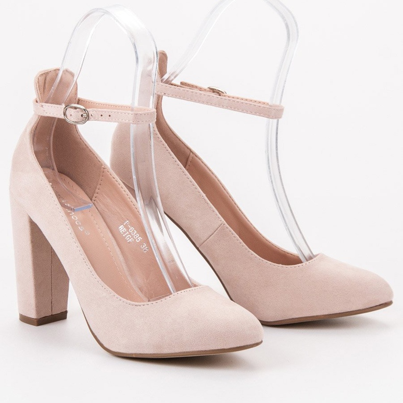 Ideal Shoes Escarpins fermés par une boucle brun 1