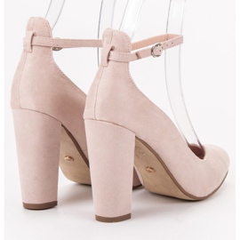 Ideal Shoes Escarpins fermés par une boucle brun 2