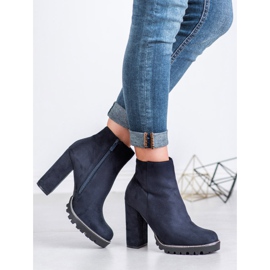 Kayla Bottes sur la plate-forme bleu marine 2