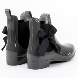Kayla Galoches avec un arc noir gris 1