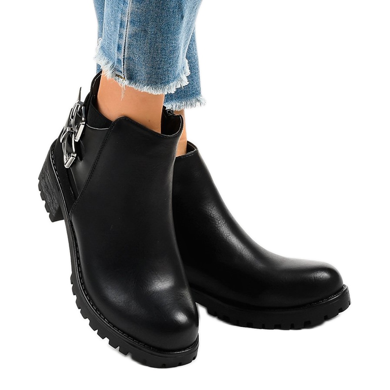 Bottes noires pour femmes sur une semelle massive M181 le noir 2
