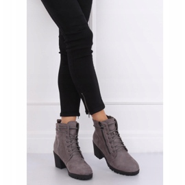 Bottes grises sur le protecteur W358 Gris 1 Bottes grises sur le protecteur W358 Gris 1