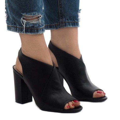 Bottes noires ouvertes sur le poteau 0280-86 le noir 1