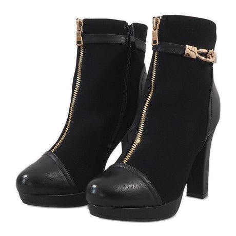 Bottes noires sur un poteau ZH658 le noir 1
