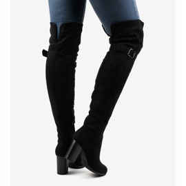 Bottes en daim noir sur le poteau isolé R18-17 1