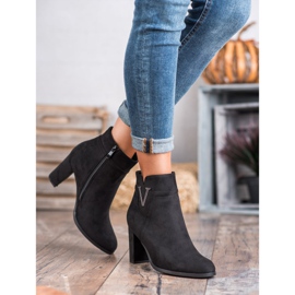 Vinceza Bottines en daim sur un bar le noir 3