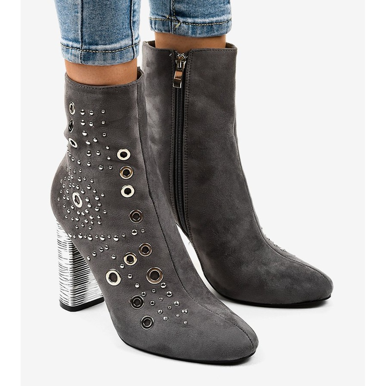 Boots en daim gris sur le poteau AE28P 1