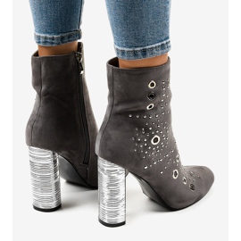 Boots en daim gris sur le poteau AE28P 4