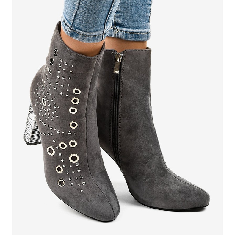 Boots en daim gris sur le poteau AE28P 2