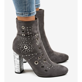 Boots en daim gris sur le poteau AE28P 3
