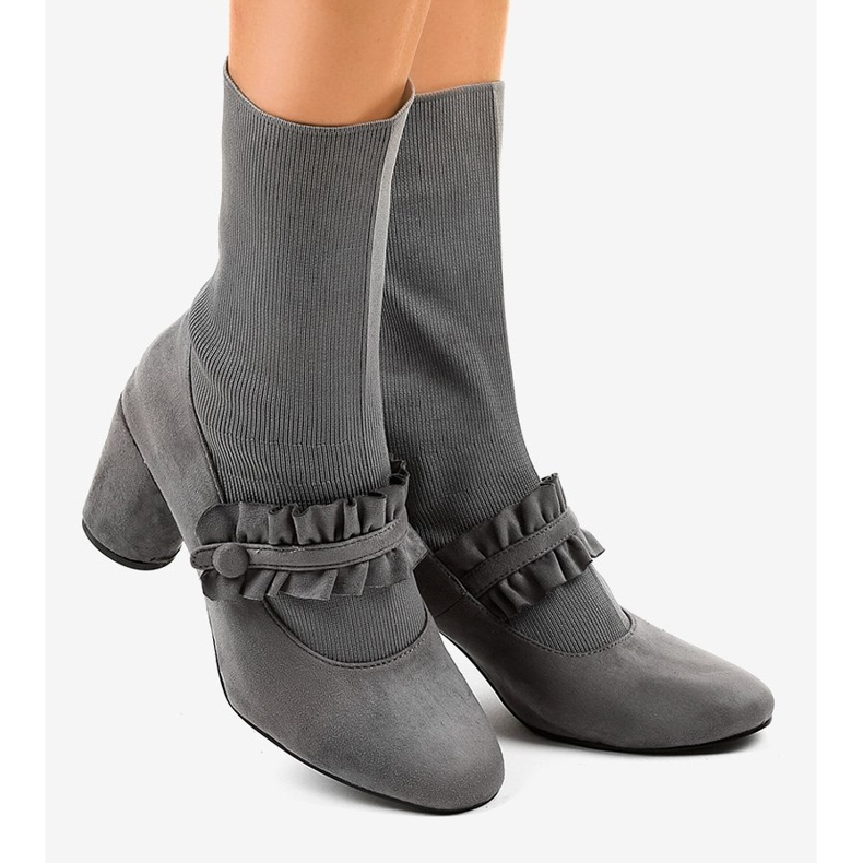 Bottines en daim gris sur le poteau LL-102P 1