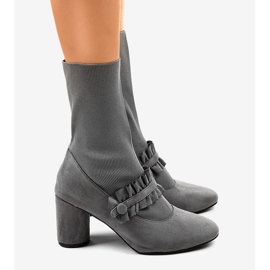 Bottines en daim gris sur le poteau LL-102P 2
