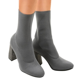 Bottes grises sur le poteau QQ08 1 Bottes grises sur le poteau QQ08 1