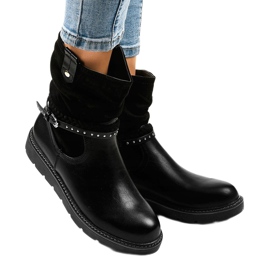 Bottines noires sur semelle plate T190 1