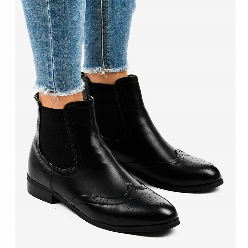 Bottes noires avec un éco-cuir élastique T113 le noir 1 Bottes noires avec un éco-cuir élastique T113 le noir 1
