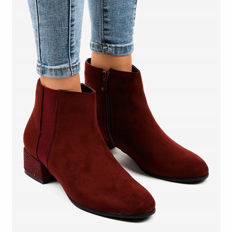 Bottines en daim marron sur le poteau HQ0018 rouge 1
