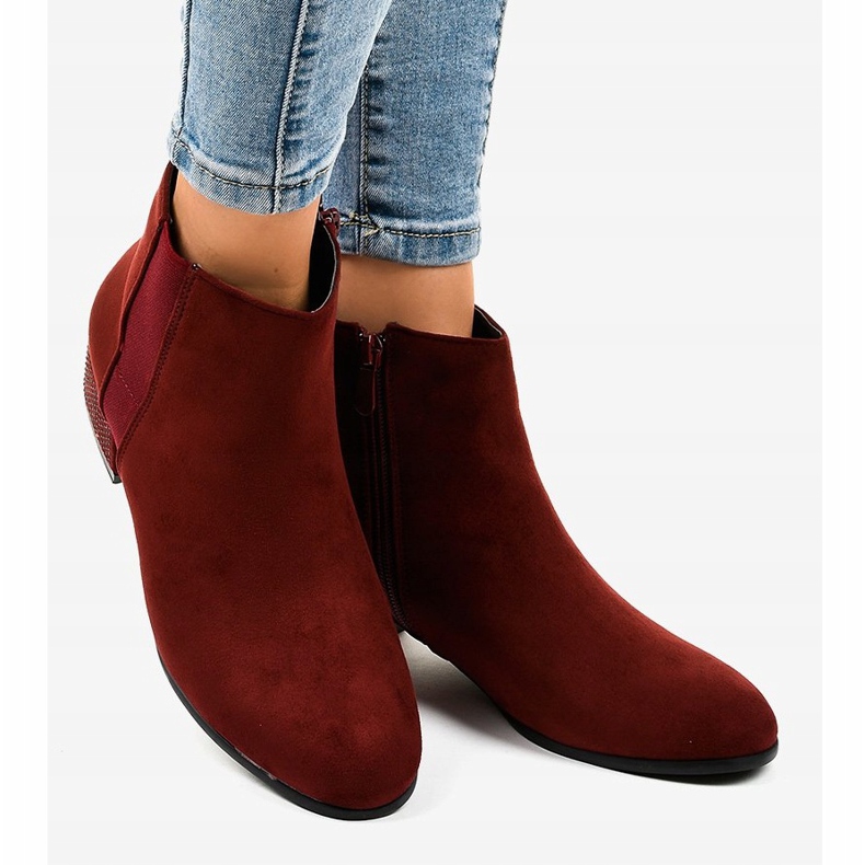 Bottines en daim marron sur le poteau HQ0018 rouge 2
