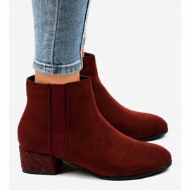 Bottines en daim marron sur le poteau HQ0018 rouge 3