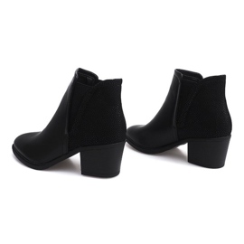 Bottes Sur Un Poteau Avec Une Gomme K77 Noir 1