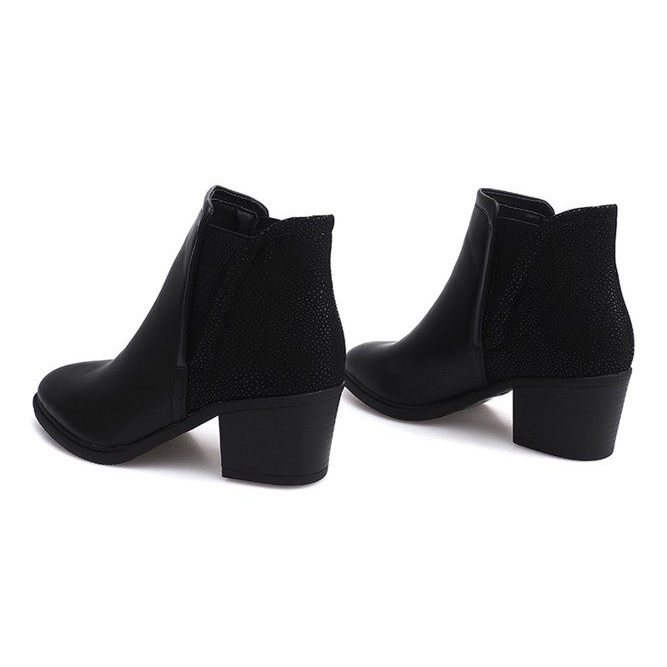 Bottes Sur Un Poteau Avec Une Gomme K77 Noir 1