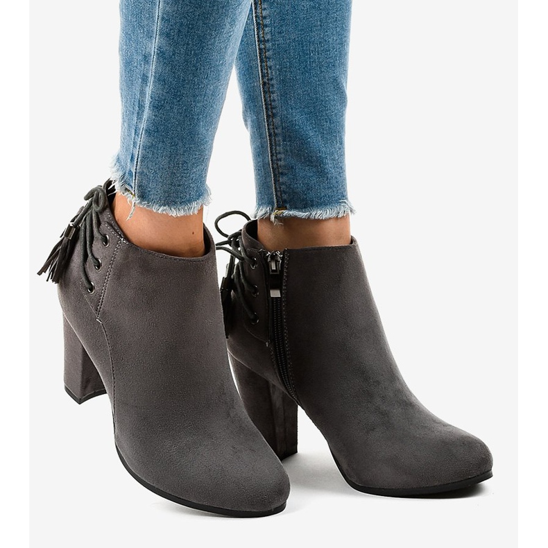 Boots en daim gris sur le poteau JA75 2