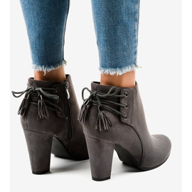 Boots en daim gris sur le poteau JA75 4