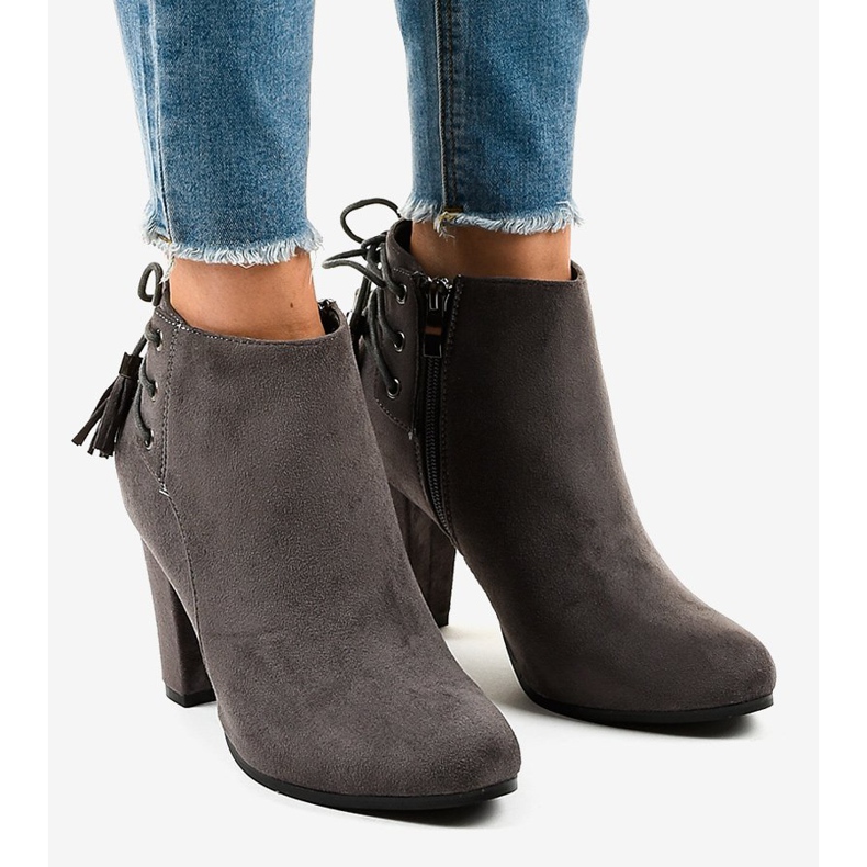 Boots en daim gris sur le poteau JA75 1