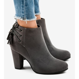 Boots en daim gris sur le poteau JA75 3