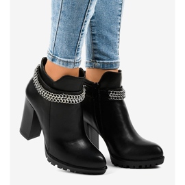 Bottes noires sur le poteau avec une chaîne 13X992-51A le noir 1
