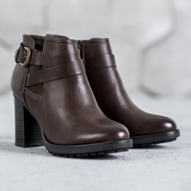 Super Mode Bottes élégantes sur un poteau brun 2