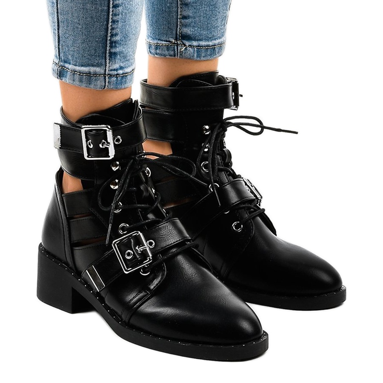 Boots femme noires sur semelle massive T195 1