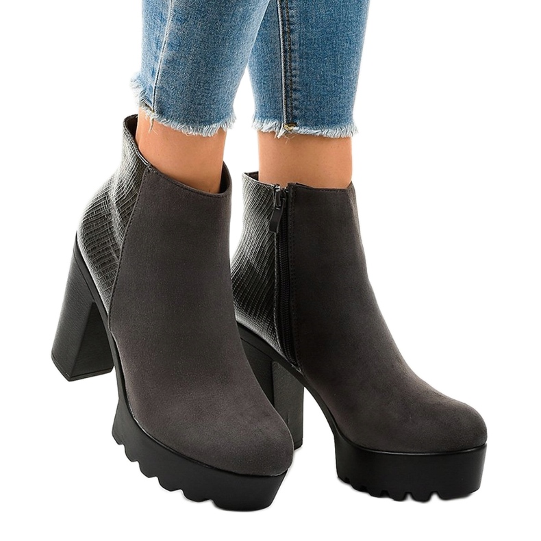 Bottes femme grises sur le poteau A371-2 1