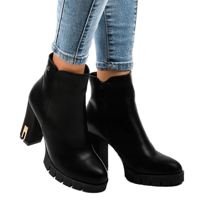 Bottines noires avec une fermeture éclair HX16041-46 le noir 1