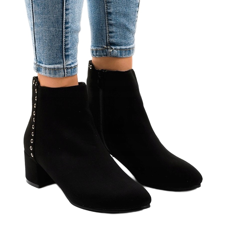 Bottines en daim noir sur le poteau Z179 1