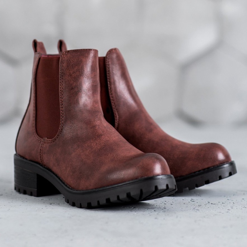 Jennika Bottes sur la plate-forme rouge 1 Jennika Bottes sur la plate-forme rouge 1