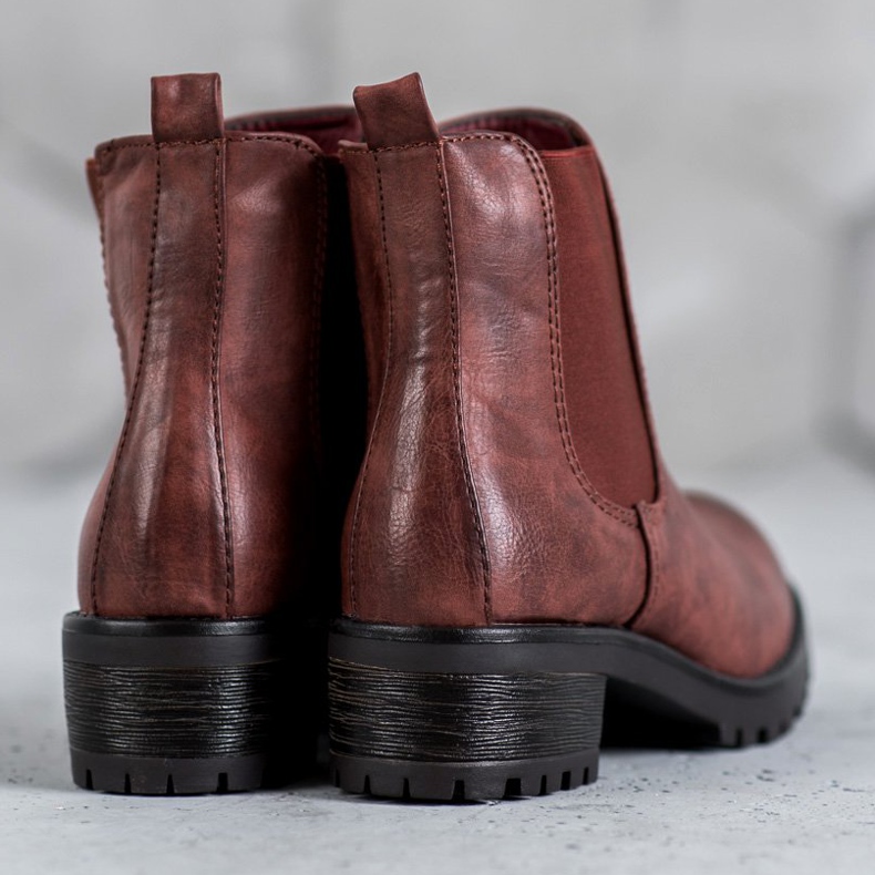 Jennika Bottes sur la plate-forme rouge 2 Jennika Bottes sur la plate-forme rouge 2