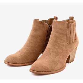Bottes en daim beige sur le poteau SA-3338 3