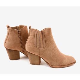 Bottes en daim beige sur le poteau SA-3338 4