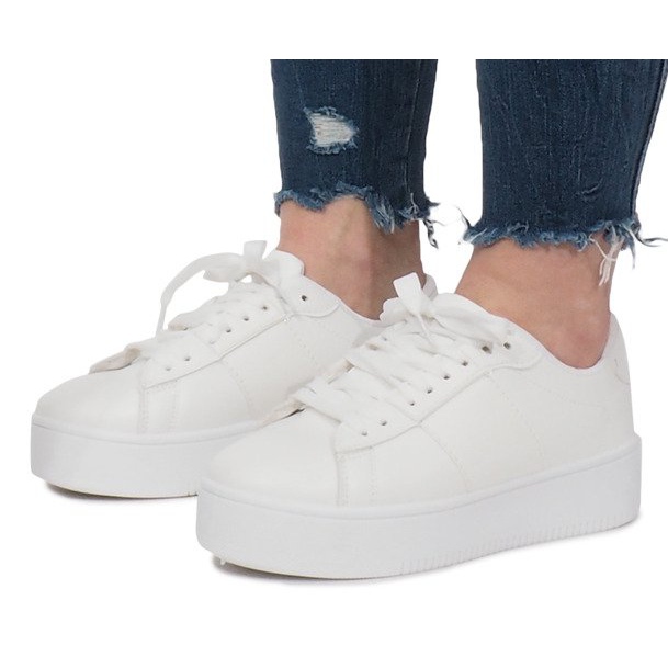 Baskets blanches sur la plateforme Livet De Lux 2